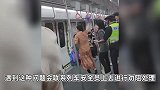 女子地铁里唱跳嘴里还念念有词，乘客被骚扰纷纷躲闪，地铁回应