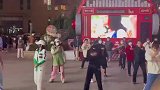 承包你一天的笑点狗狗，被主人拉着跳广场舞姿势滑稽