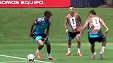 小孩哥支棱起来！亚马尔在训练中上演精彩进球