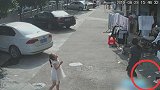 老婆把万元现金放被子里 老公晒被子下起“钞票雨”浑然不觉