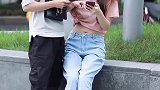 街拍这是我见过最不科学的一对情侣，姑娘能不能站起来