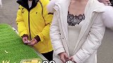 赠人玫瑰手有余香.街拍 传递正能量 路人视角