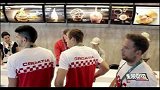 奥运会-16年-运动员席卷奥运村麦当劳 风雨无阻排着100米长的队伍-新闻