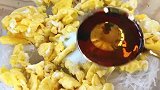 不用和面的懒人韭菜盒子，2分钟就搞定，香酥可口，实在太好吃了