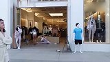 国外爆笑街头恶搞，商店门口假体模特突然开口，路人吓得撒腿就跑