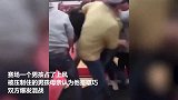 神操作!美国儿童摔跤比赛家长因判罚打成一团惊呆观众