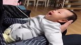 2个月小宝宝和爸爸唠嗑，这小模样，简直太可爱了！