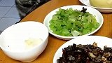 猫：铲屎的快给我们吃点呀，饿的不行了！