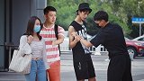 女生为躲避前任纠缠找路人假扮男友，路人小哥瞬间化身霸道总裁