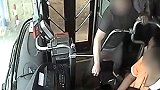 江苏一野蛮乘客飞踹厮打公交司机 怒拔车钥匙并要求司机报警