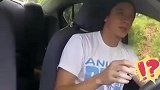 小哥哥开车时，有不速之客突然闯入