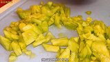 一个甜瓜半碗面粉，农村大妈教你新做法，美味解馋，比面包好吃