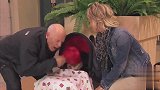 婴儿车里竟然有全套，男子被打后路人非常惊讶