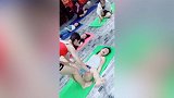 瑜伽开腿练习太残忍！满地性感美少女疼得嚎叫打滚