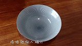 这是柠檬黑椒烤鸡翅的做法，吃起来有股柠檬的清香，肉嫩多汁