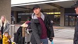 小朋友你拿着行李，要去哪里，是要去旅游吗哈哈！