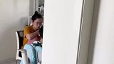 吉林长春：男子偷拍妻子辅导孩子作业，狗狗躲在角落瑟瑟发抖