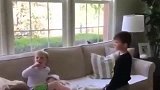 这个小孩子真勇敢，轻松就把小鸟抓住了，结果太霸气！
