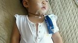 洗完衣服出来一看，宝宝睡着了这么乖得让人心疼，这也太搞笑了！
