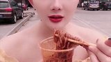 一元一杯爆辣火鸡面，看小姐姐吃相真是馋人