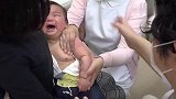 小萌娃打预防针，这针见都没见过，医生还死命的按，看着都疼死了