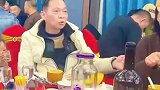 萌娃在吃席时敬酒，谁都给面子