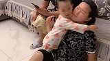 让你把妈妈的椅子拿走害妈妈摔倒，看我不打你