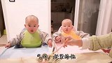 双胞胎萌娃吃饭太调皮，爸爸招架不住，宝妈：我来，专治各种不服