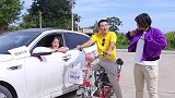 开豪车姑娘跟骑车小伙争生意，姑娘的套路太深了，看一次笑一次