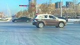 大雪过后的马路，两驱车这是要趴窝了