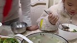 看似手抖实则有预谋的，这下一人独占一锅汤了吧