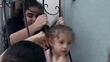小女孩头被卡护栏里，家人尝试多次束手无策，全家智商都给爷爷了