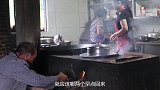 干活回家做午饭，一家人分工合作，熊爸简单做盘泸州烘蛋就吃了