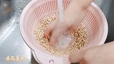 黄胜楠在家制作快速消肿的薏米水，快快学起来