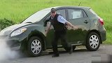 国外搞笑合集，你的汽车快爆炸了快跑，一声巨响汽车零部件满天飞