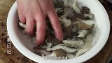 1个土豆1把平菇，简单一做太香了，比红烧肉还解馋，上桌就扫光