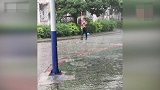 高校国旗护卫队同学暴雨中收国旗，并踢正步返回