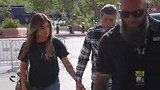 赛前秀恩爱 奥尔特加携手女友出席发布会