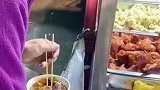 奶奶竟然偷偷挑出香菜