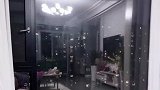 这个窗户太吓人了，感觉随时都会掉下去