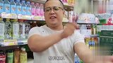 小伙去超市蹭空调，美女竟收了他5块钱空调费，小伙的举动太逗了