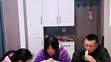 妻子吃肉让老公啃骨头，旁边的女儿的反应亮了