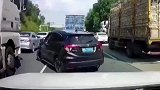 轿车路口加塞大货车，视频车不断鸣笛提醒无果