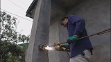 老汉用电焊膨胀螺丝做了个新鸡圈，中午煮了甜浆稀饭，香甜可口