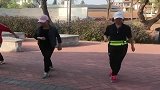 广场鬼步舞几人齐舞,配合得又默契,歌醉人舞也美人