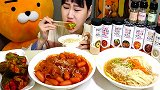 韩国妹子吃香肠宽粉，配上拉面和泡菜，这小日子真舒服