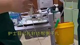 男子打点滴，护士自己扎针还帮男子扎，护士看起来比你严重