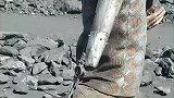 身残志坚的大哥少了胳膊也得坚强生活