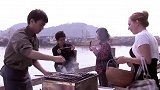 穷小伙街头卖烤鱼，怎料洋人美女的出现，竟改变了他的一生！