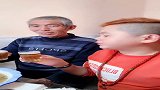 袖珍版女婿和老丈人喝酒，这表情也是绝了，实在太好笑了！